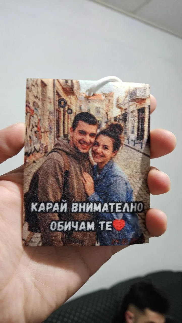Подарък за двойка – персонализиран аромат за кола със снимка